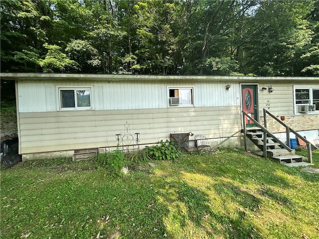 manufactured / mobile home featuring a front yard