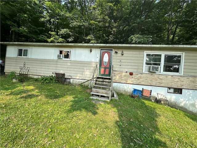 manufactured / mobile home featuring a front yard