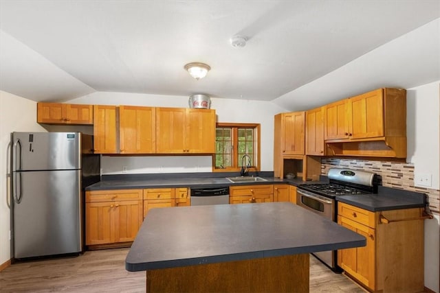 kitchen featuring sink, a kitchen island, stainless steel appliances, and lofted ceiling