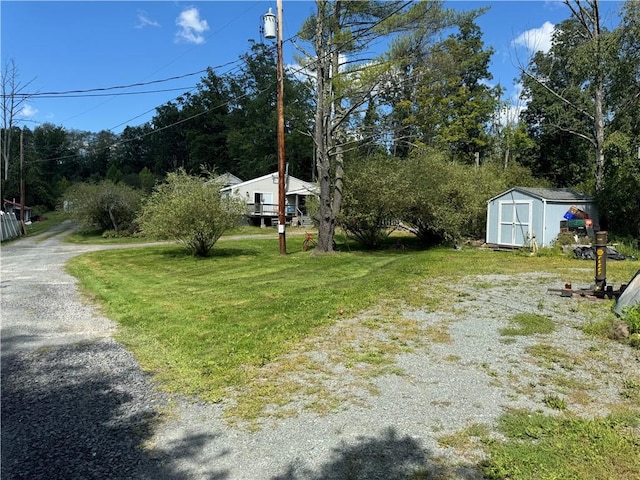 view of yard featuring a storage shed