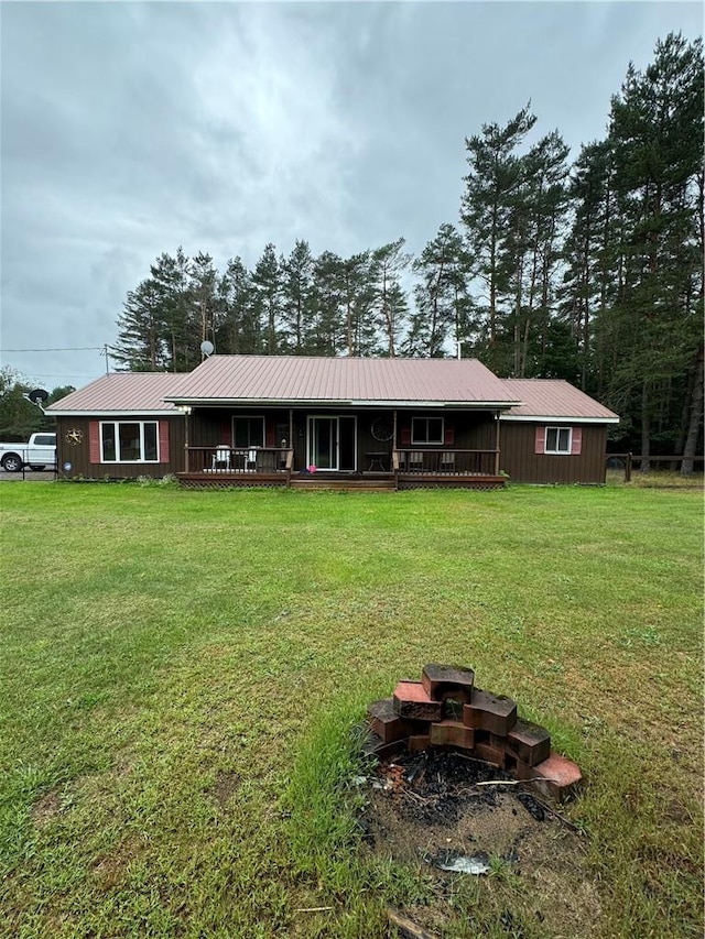 view of front facade with a front lawn