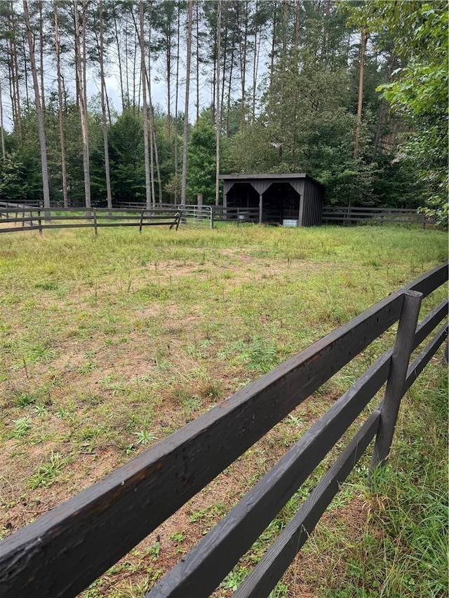 view of yard featuring an outdoor structure