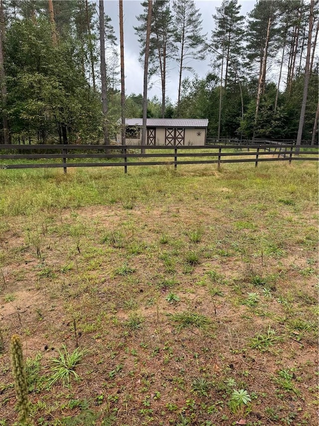 view of yard with an outdoor structure