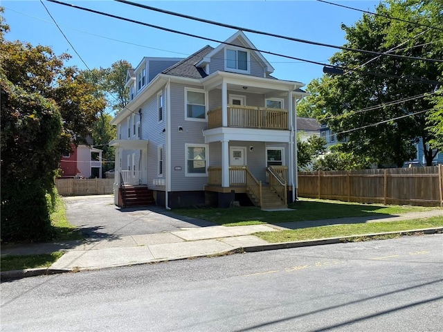 view of front of property featuring a front lawn