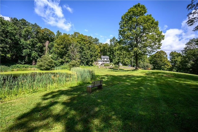 view of yard featuring a water view