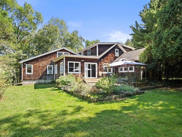 back of house featuring a lawn