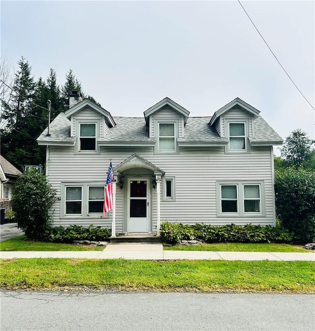 view of front facade with a front yard