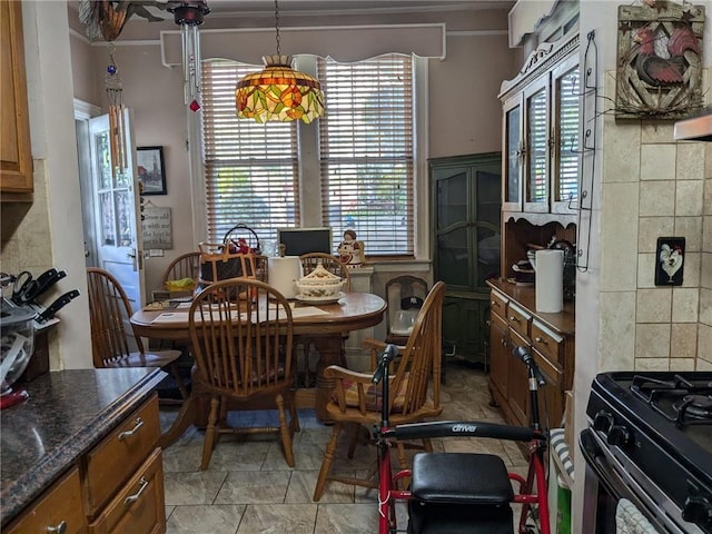 dining space featuring ornamental molding