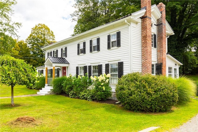 view of front facade with a front yard