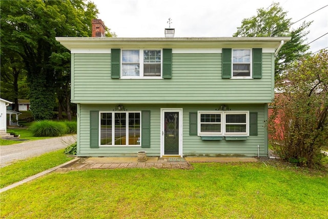 view of front of property featuring a front yard