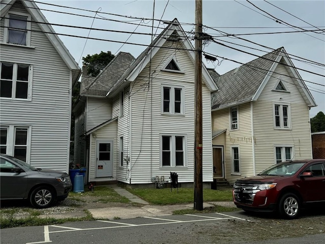 view of front property