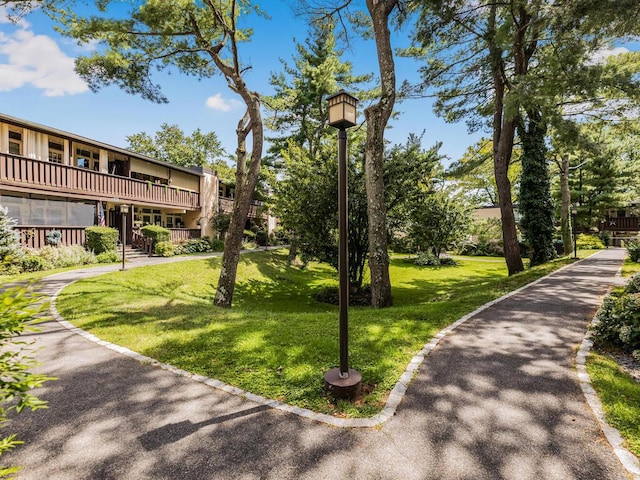 103 Wiltshire Rd Unit D8, Scarsdale, NY 10583 - view of property's community featuring a yard