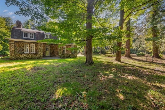 exterior space featuring a front yard