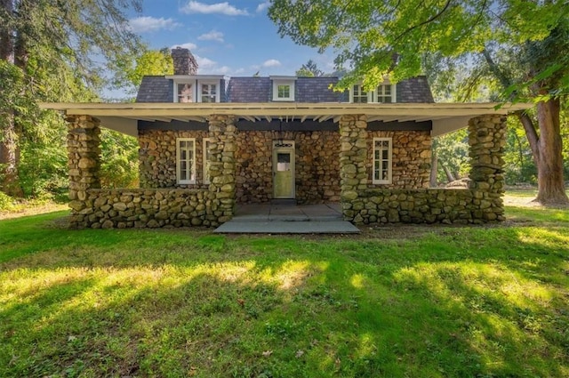 back of house featuring a lawn