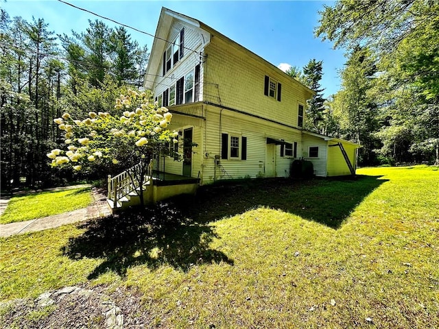 view of side of property featuring a lawn