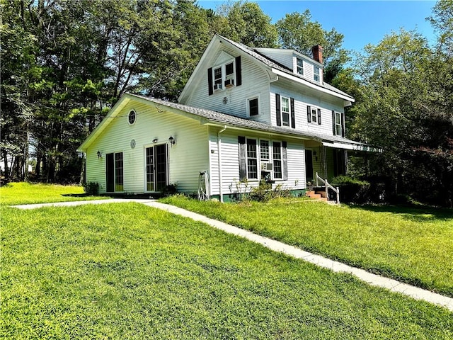 view of front of house featuring a front lawn