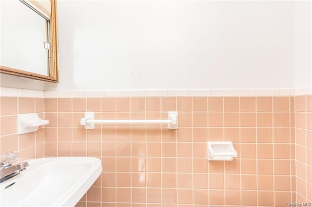 204 W 260th St, Bronx, NY 10471 - bathroom featuring tile walls