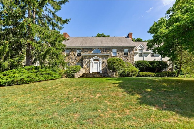 view of front facade with a front yard