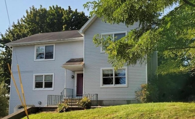 view of front of property featuring a front yard