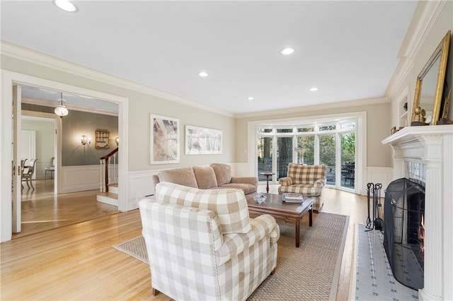 living room with light wood-type flooring and crown molding