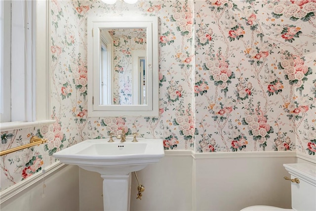 290 Overlook Rd, New Rochelle, NY 10804 - half bath featuring wallpapered walls and toilet