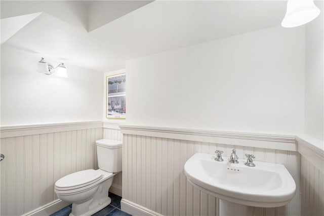 bathroom featuring toilet and sink