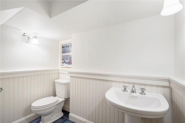 290 Overlook Rd, New Rochelle, NY 10804 - bathroom featuring toilet, a wainscoted wall, and a sink
