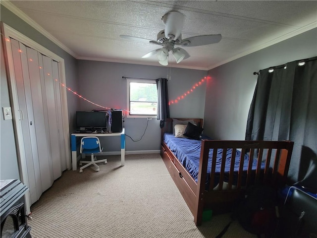 bedroom featuring carpet flooring, ceiling fan, crown molding, and a textured ceiling