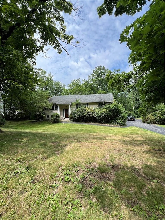 view of front of house featuring a front lawn