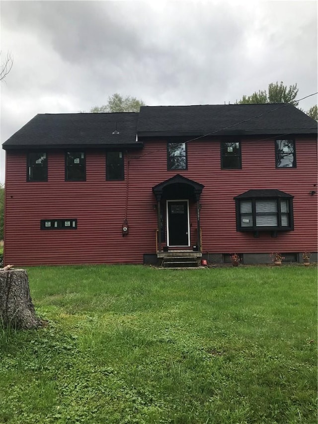 view of front facade featuring a front lawn