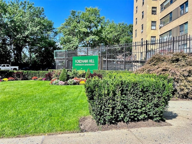 community / neighborhood sign with a yard