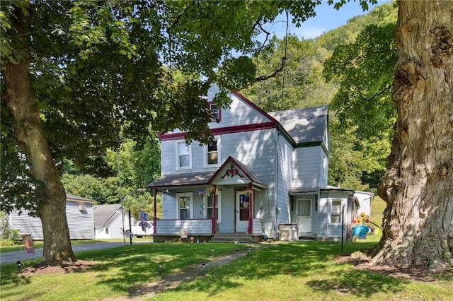 view of front facade featuring a front yard and a porch