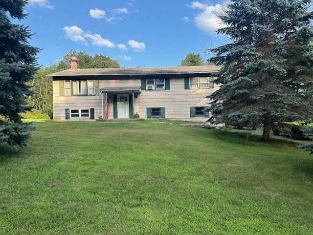 split foyer home featuring a front yard