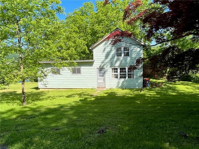 back of house featuring a lawn