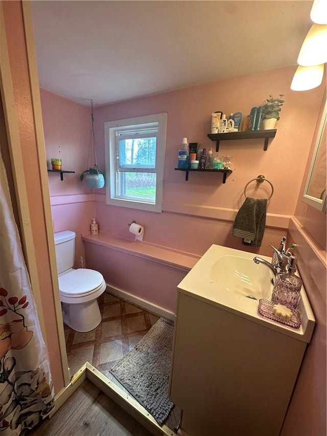 bathroom with vanity, a shower with shower curtain, and toilet