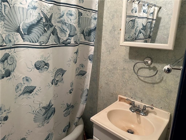 bathroom featuring a shower with curtain and vanity