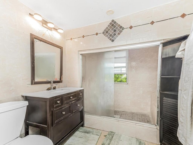 bathroom featuring tiled shower, vanity, and toilet