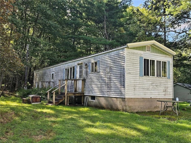 manufactured / mobile home with a front yard