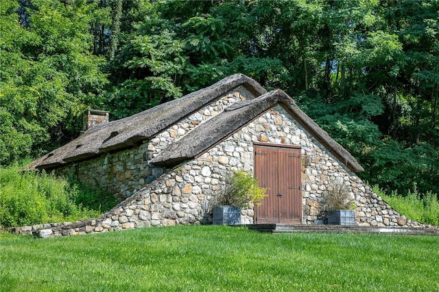 view of outbuilding with a yard