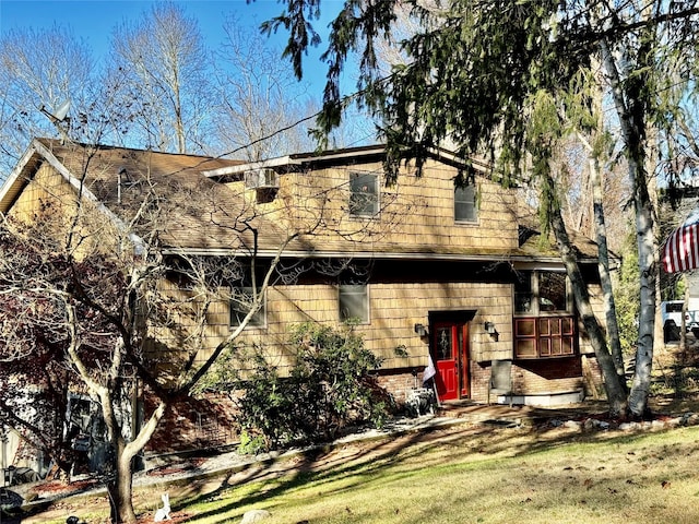 view of front facade with a front lawn