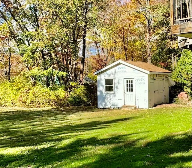 view of outdoor structure with a yard