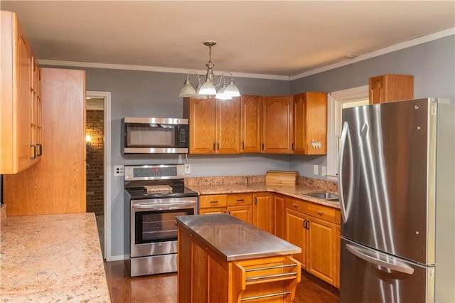 kitchen with stainless steel appliances, an inviting chandelier, dark hardwood / wood-style flooring, crown molding, and a kitchen island