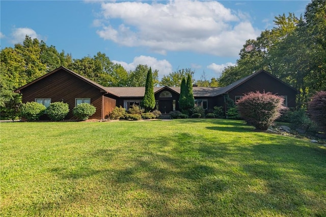 ranch-style house featuring a front yard