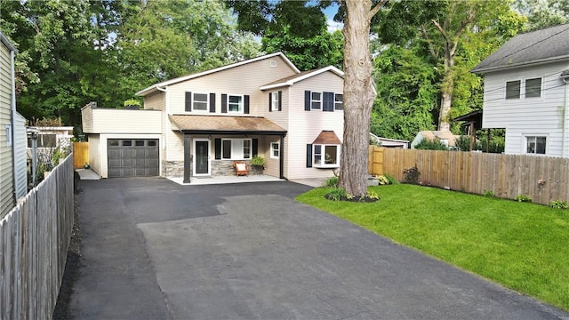 front facade featuring a front lawn