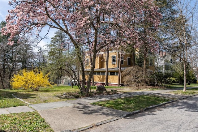 view of front of house featuring a front lawn