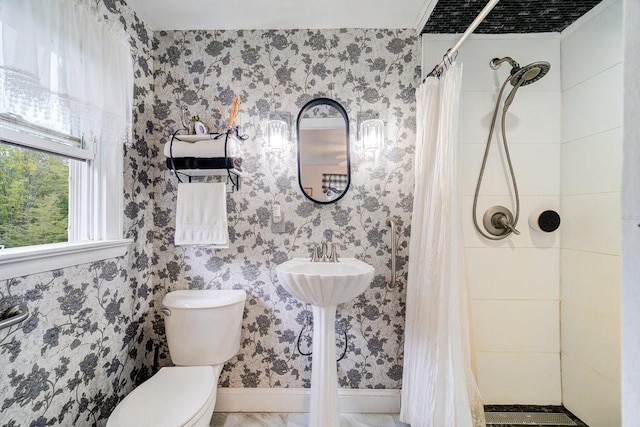 bathroom featuring a shower with shower curtain and toilet