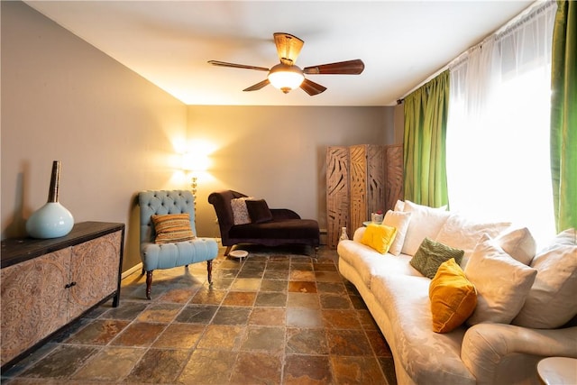 sitting room with ceiling fan