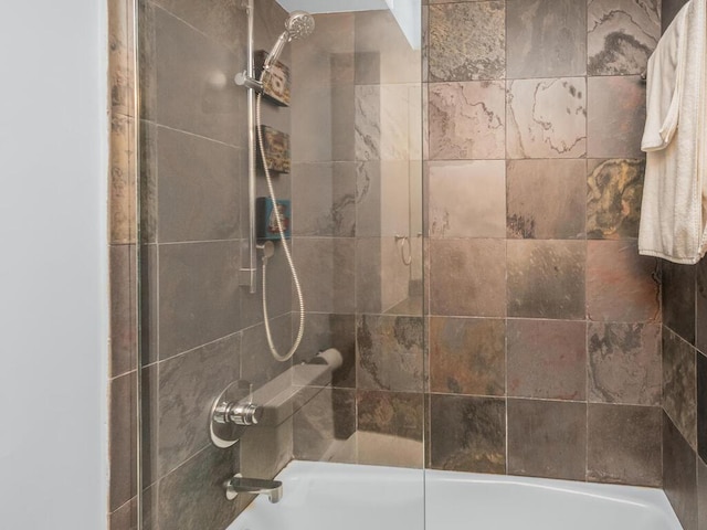 bathroom with tiled shower / bath