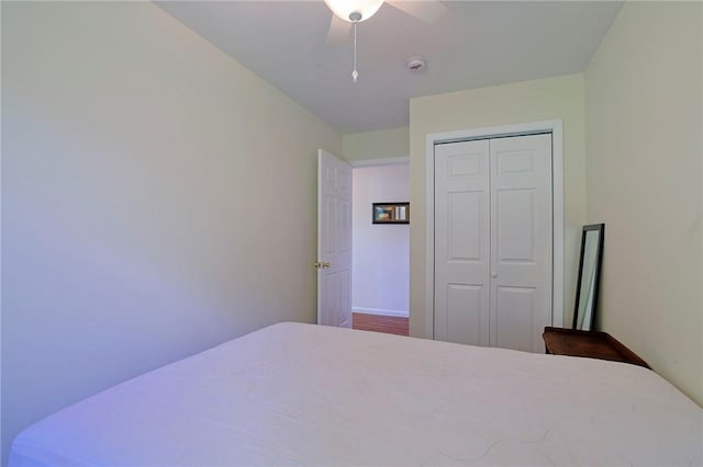 bedroom featuring ceiling fan and a closet