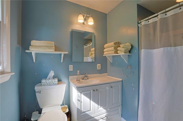 bathroom with a shower with curtain, vanity, and toilet